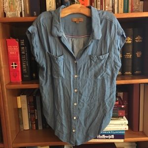 jach’s girlfriend | cuffed cap sleeve chambray top